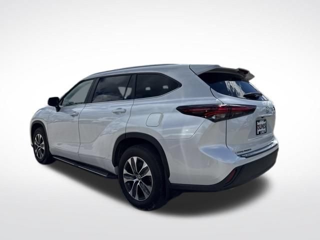 Used 2024 Toyota Highlander LE AWD/4WD image 9
