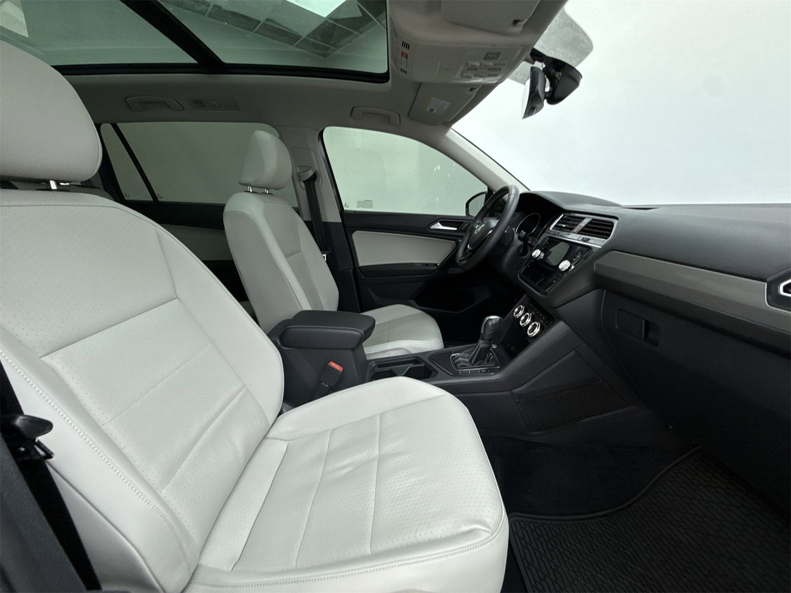 Used 2021 Volkswagen Tiguan SE w/ Panoramic Sunroof Package image 14