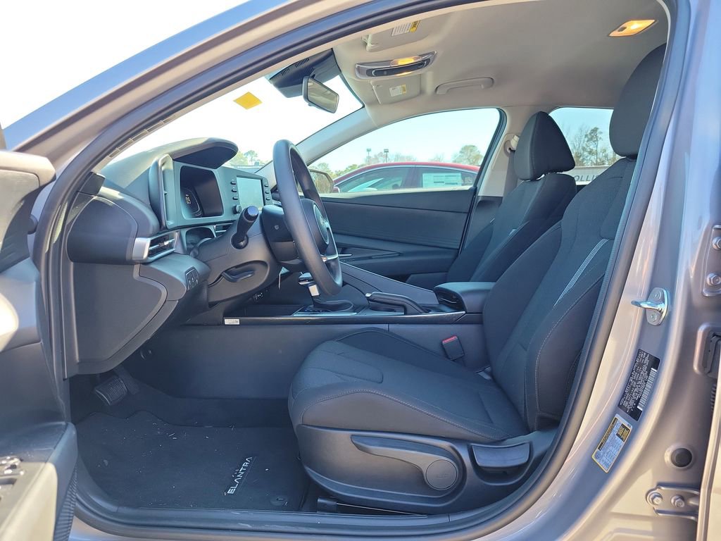 Used 2025 Hyundai Elantra SE image 15