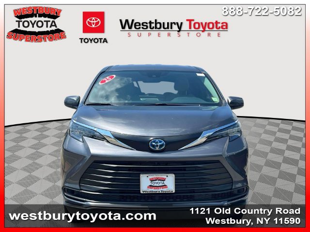 Used 2025 Toyota Sienna LE FWD image 3