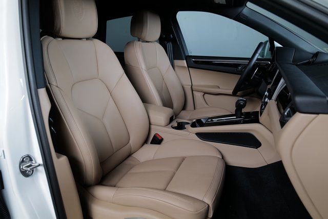 Certified 2026 Porsche Macan AWD/4WD image 11