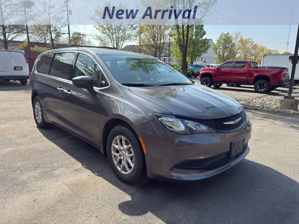 Used 2023 Chrysler Voyager LX image 2