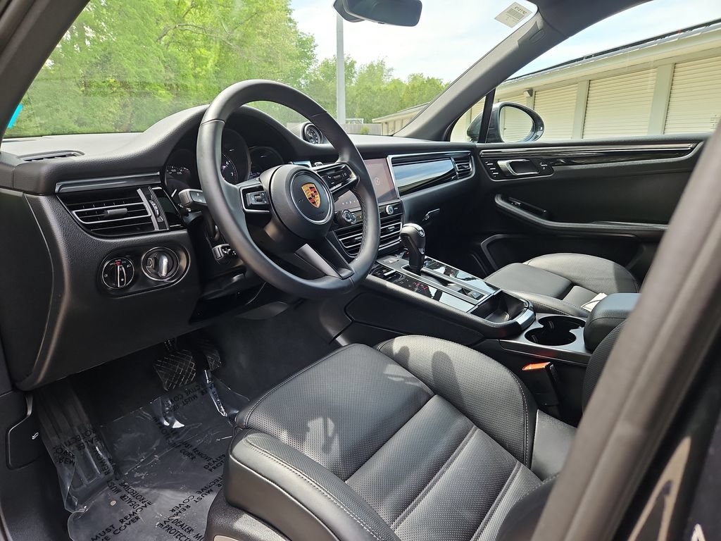 Certified 2026 Porsche Macan AWD/4WD image 4