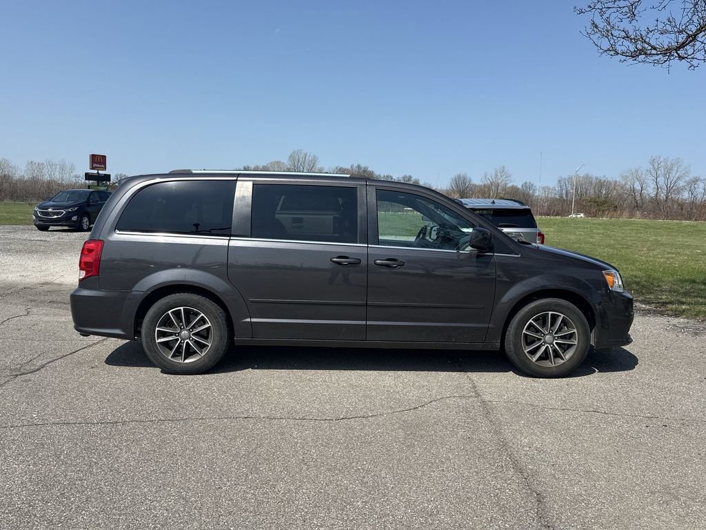 Used 2017 Dodge Grand Caravan SXT image 9
