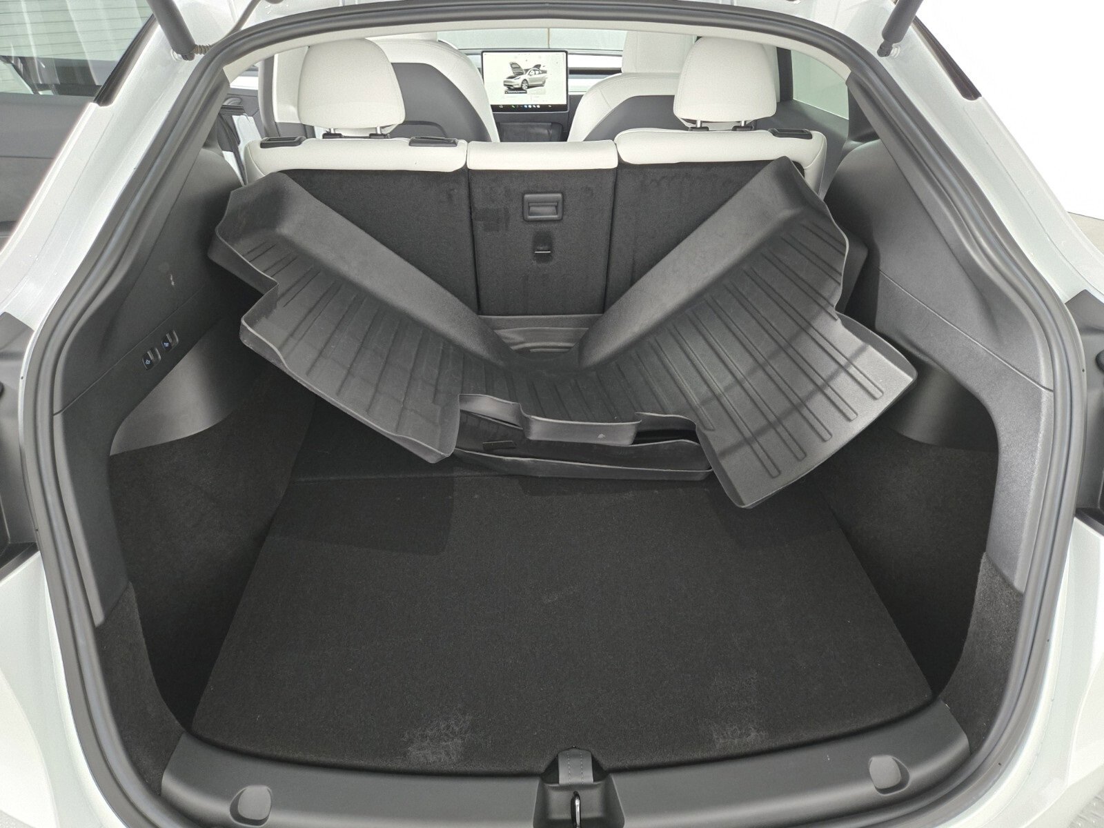 Used 2022 Tesla Model Y Long Range image 14