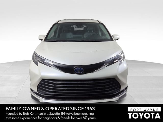 Used 2021 Toyota Sienna XLE w/ XLE Plus Package FWD image 3