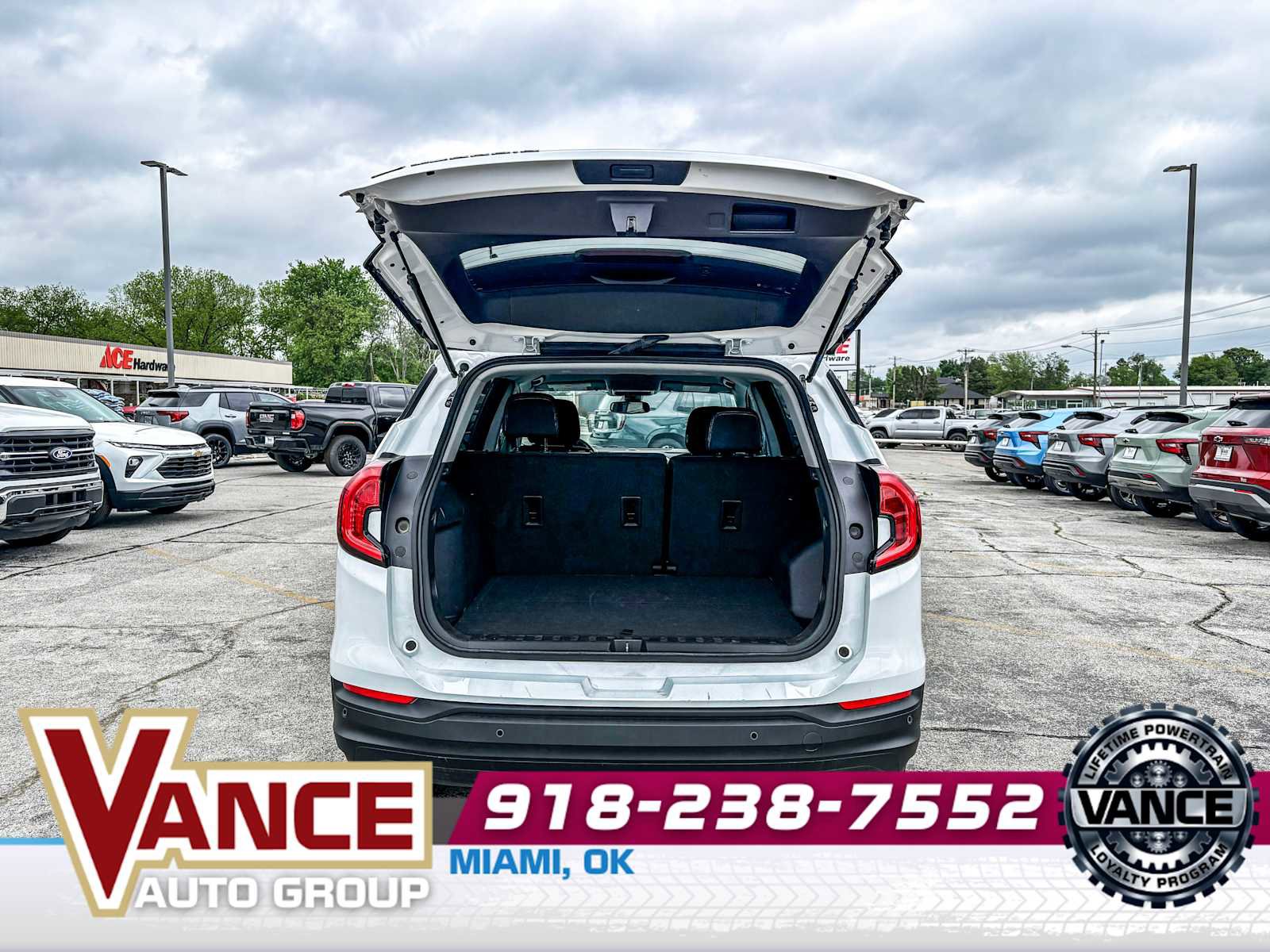 Used 2024 GMC Terrain SLE w/ Driver Convenience Package FWD image 14