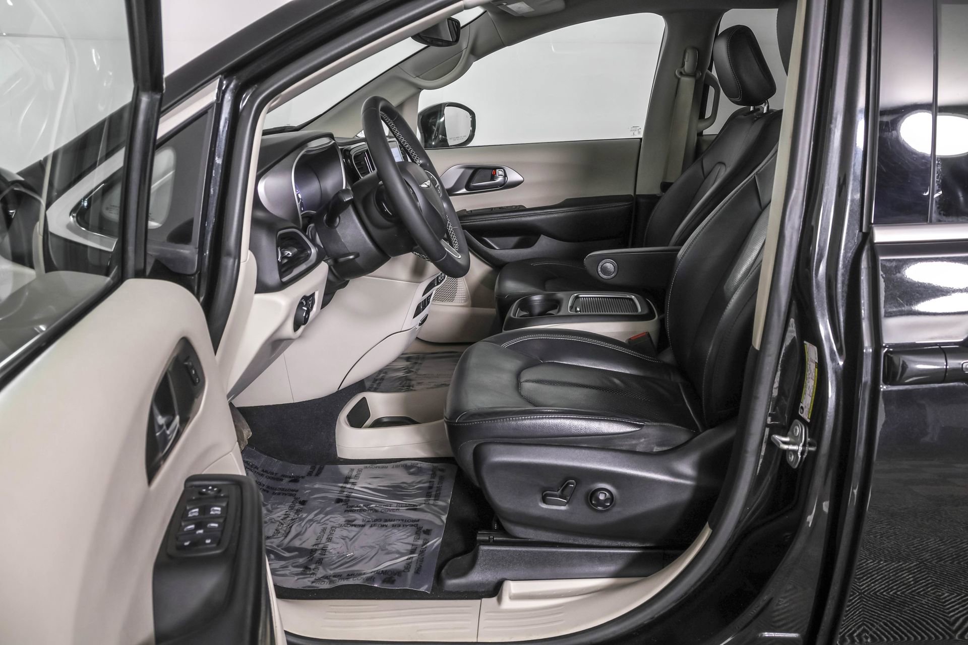 Used 2022 Chrysler Pacifica Touring-L image 6