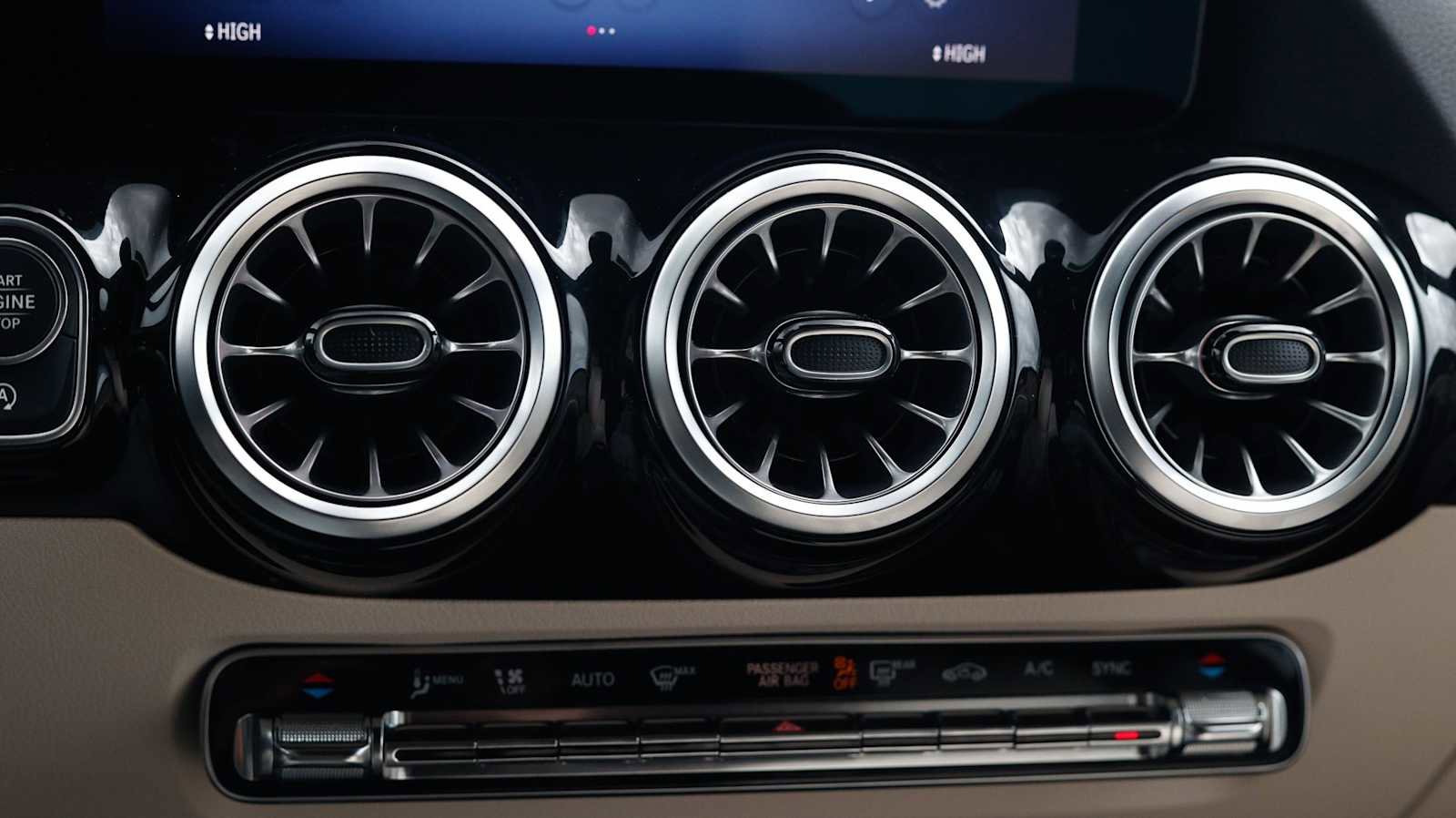 Used 2025 Mercedes-Benz GLA 250 4MATIC image 25