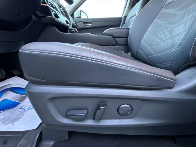 Used 2024 Nissan Pathfinder Platinum w/ Cargo Package image 14