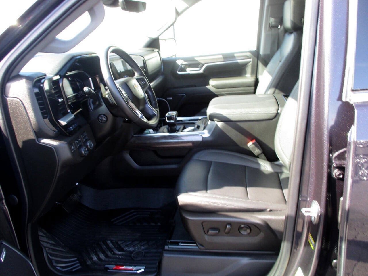 Used 2023 Chevrolet Silverado 1500 LTZ w/ LTZ Premium Package AWD/4WD image 10