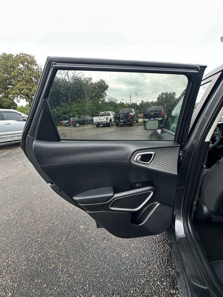 Used 2023 Kia Soul LX w/ LX Technology Package FWD image 14