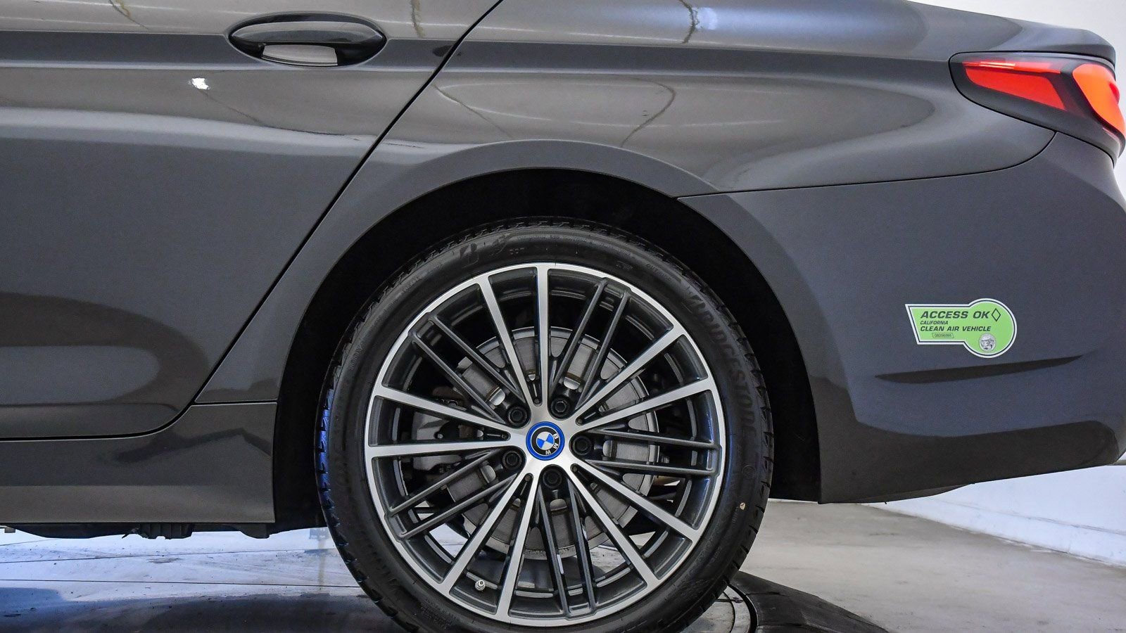 Certified 2023 BMW 530e w/ Premium Package image 11