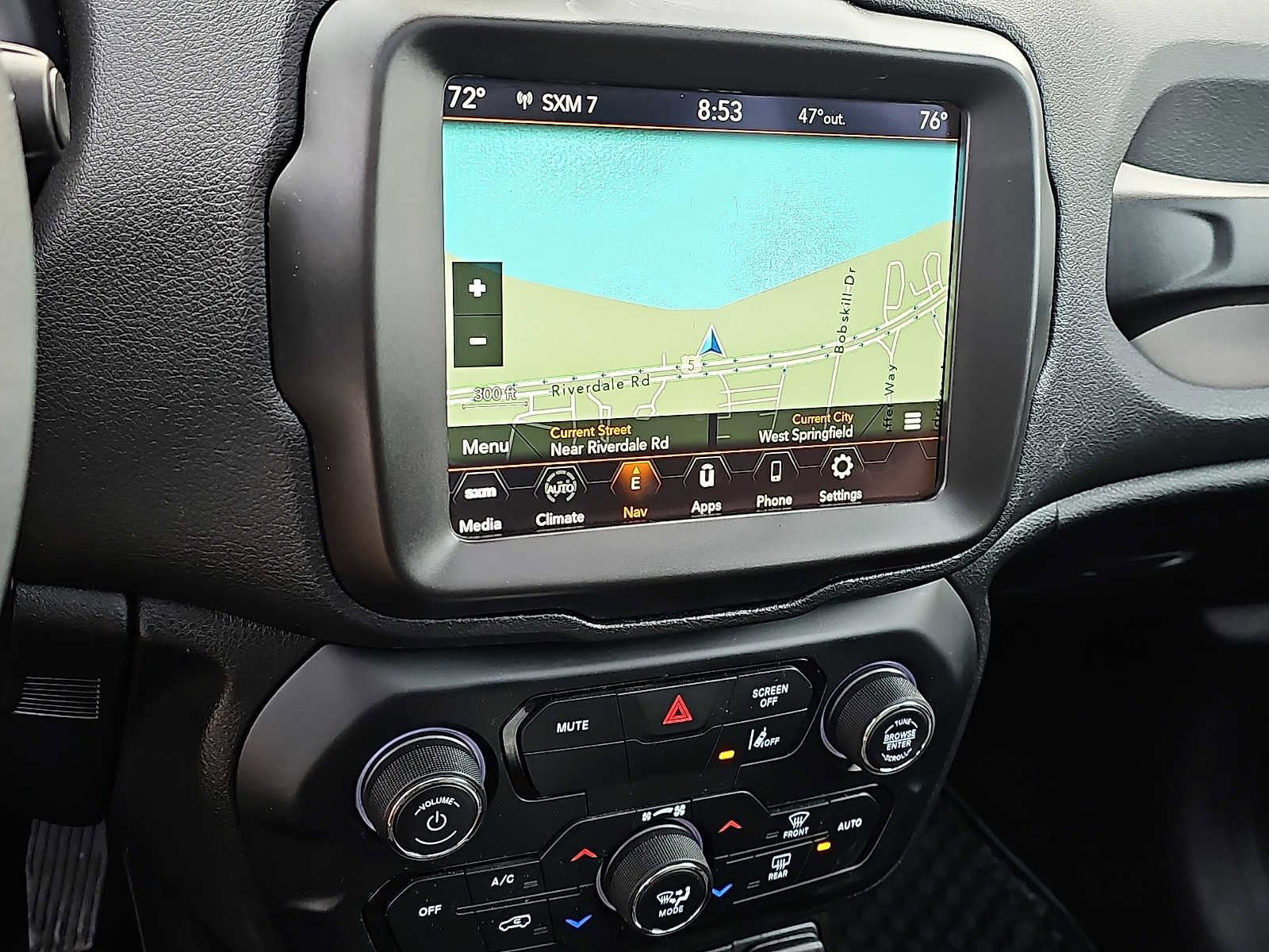 Used 2023 Jeep Renegade Latitude w/ Sun & Fun Group AWD/4WD image 17