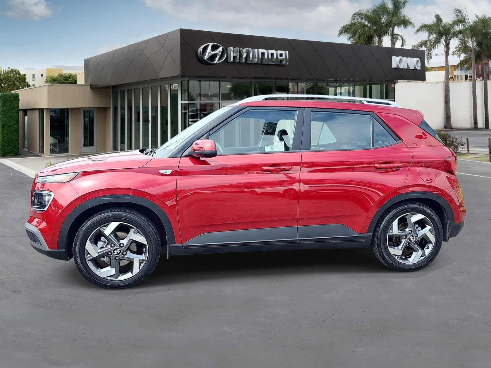 Certified 2025 Hyundai Venue Limited FWD image 6