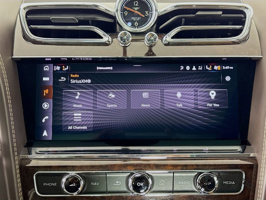 Used 2021 Bentley Bentayga AWD/4WD image 17