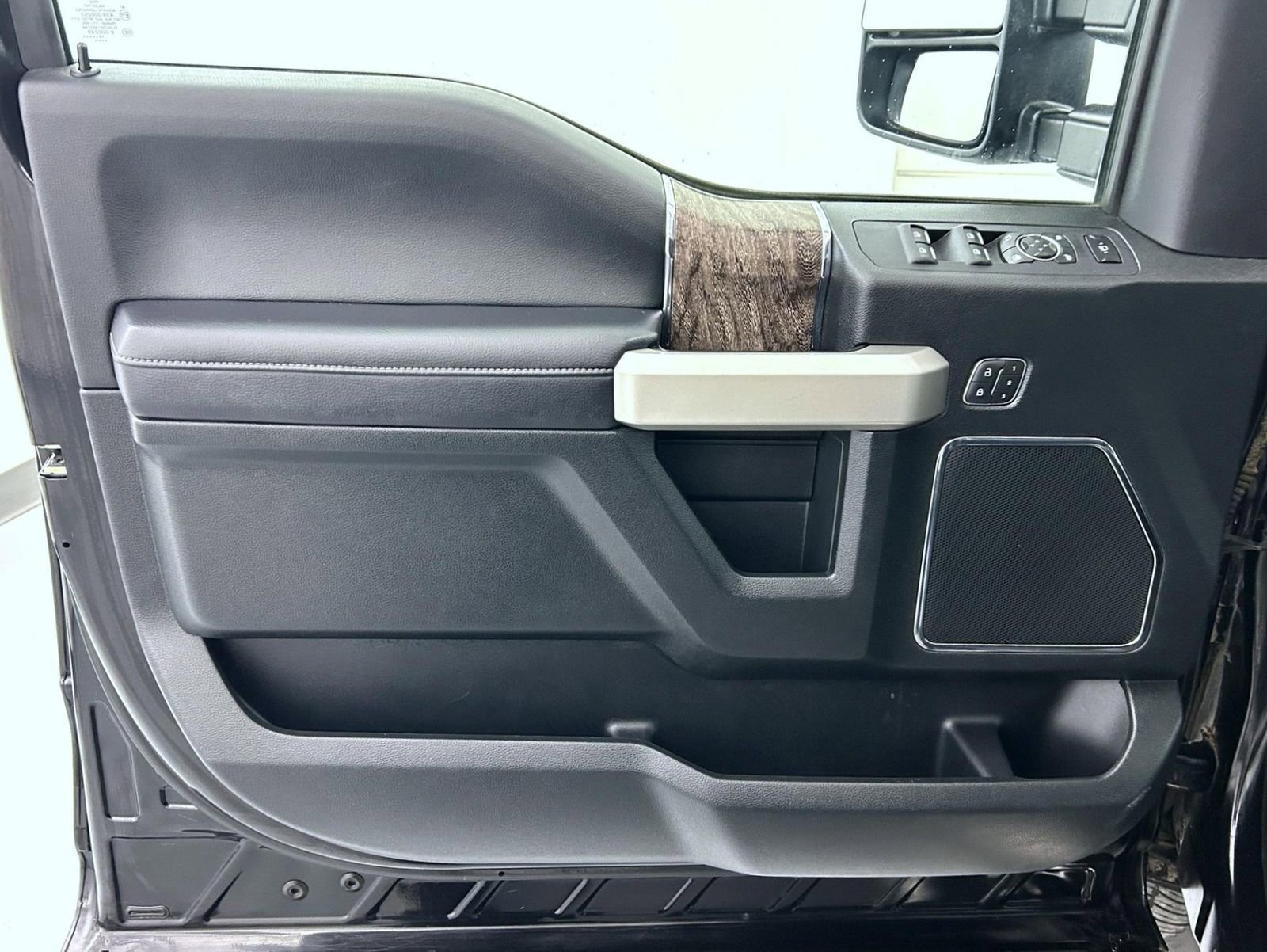 Used 2019 Ford F250 Lariat w/ Lariat Ultimate Package image 9