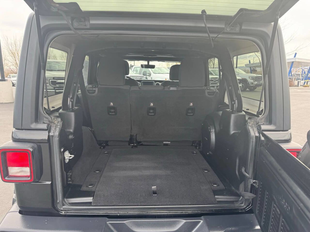 Used 2018 Jeep Wrangler Unlimited Sahara w/ Uconnect 4C Nav & Sound Group image 8