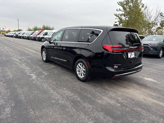 New 2026 Chrysler Pacifica Select image 3