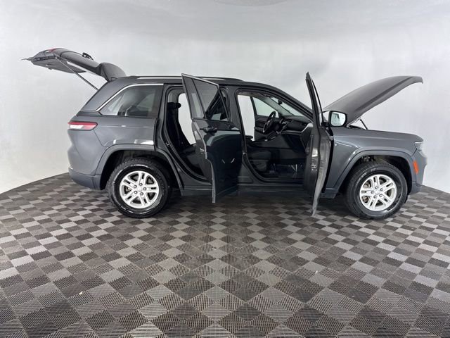 Used 2024 Jeep Grand Cherokee Laredo AWD/4WD image 13