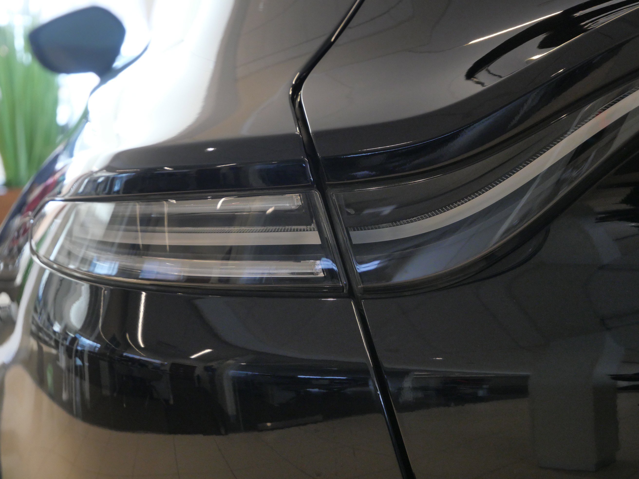 Used 2023 Aston Martin DBX image 10