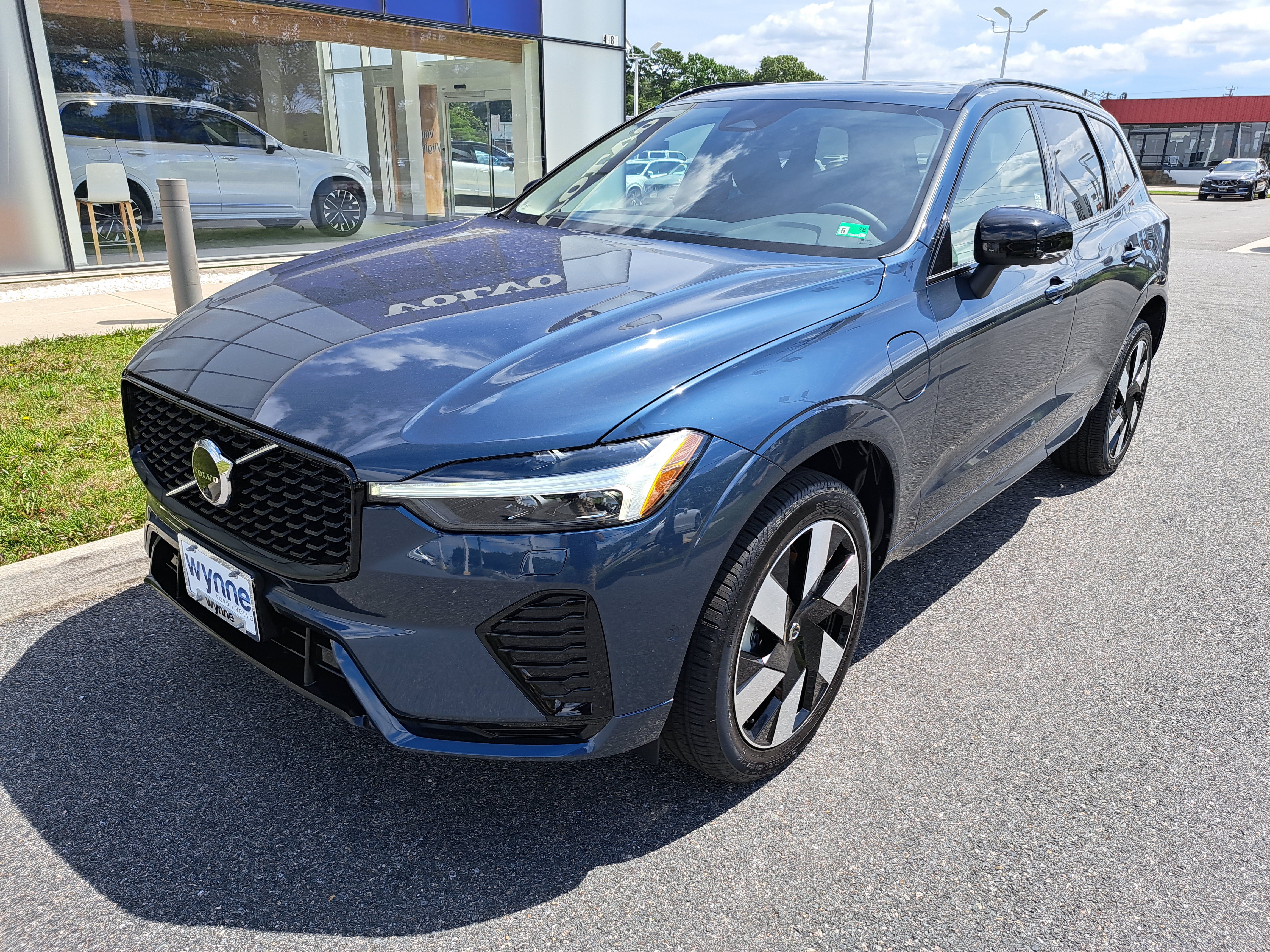 New 2025 Volvo XC60 T8 Plus w/ Protection Package Premier AWD/4WD image 2