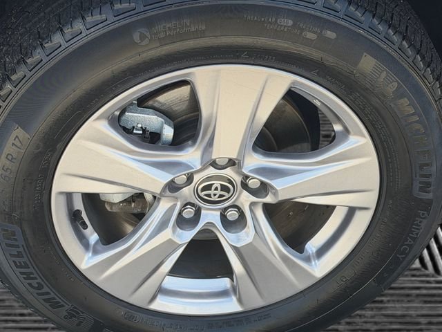 Used 2025 Toyota RAV4 XLE AWD/4WD image 9