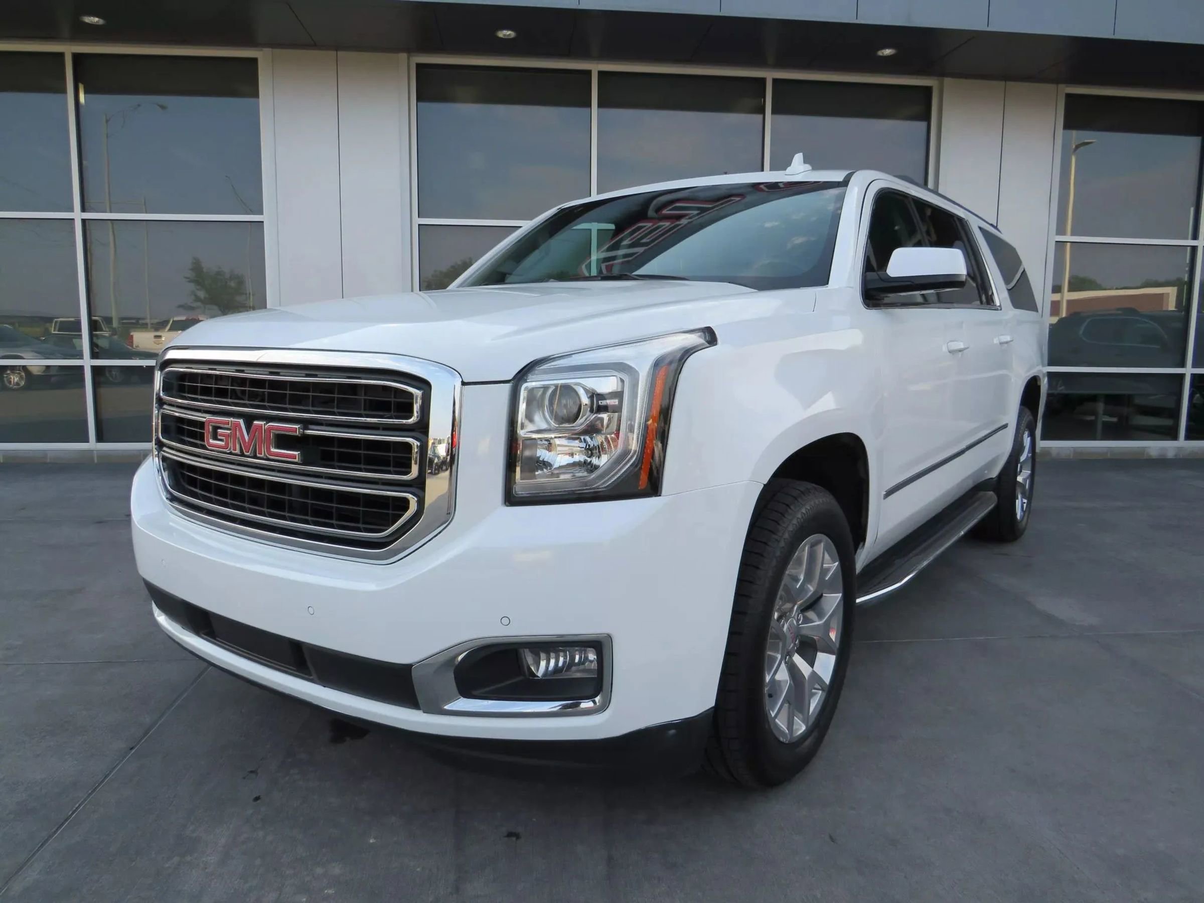Used 2019 GMC Yukon XL SLT image 3