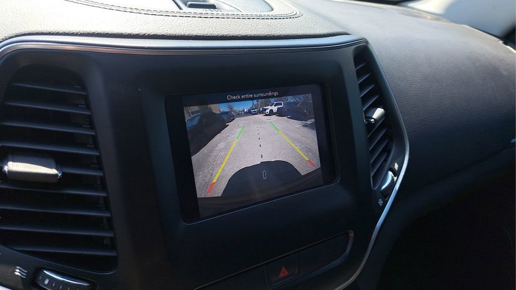 Used 2019 Jeep Cherokee Latitude Plus w/ Comfort/Convenience Group FWD image 21