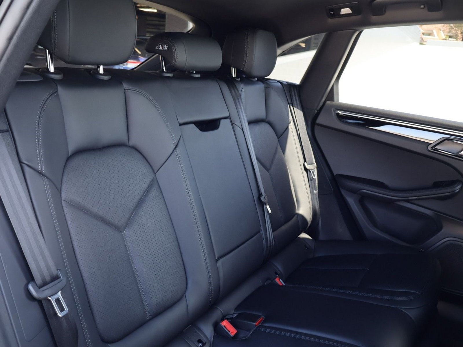 Certified 2026 Porsche Macan AWD/4WD image 23