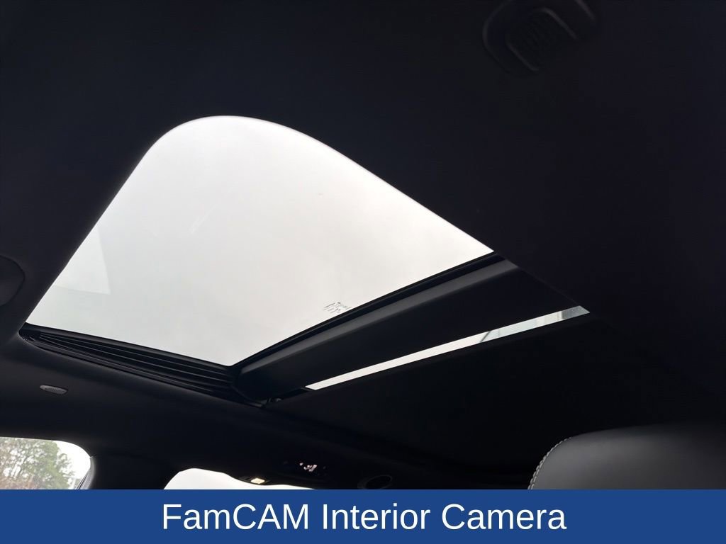 Used 2023 Chrysler Pacifica Limited w/ Uconnect Theater Family Group image 18