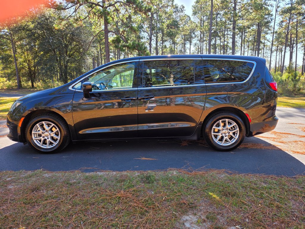Used 2023 Chrysler Voyager LX FWD image 2