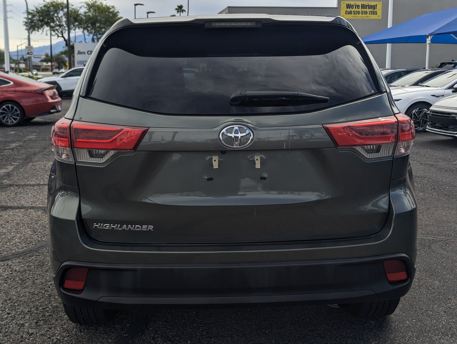 Used 2019 Toyota Highlander LE w/ Carpet Mat Package (TMS) FWD image 3
