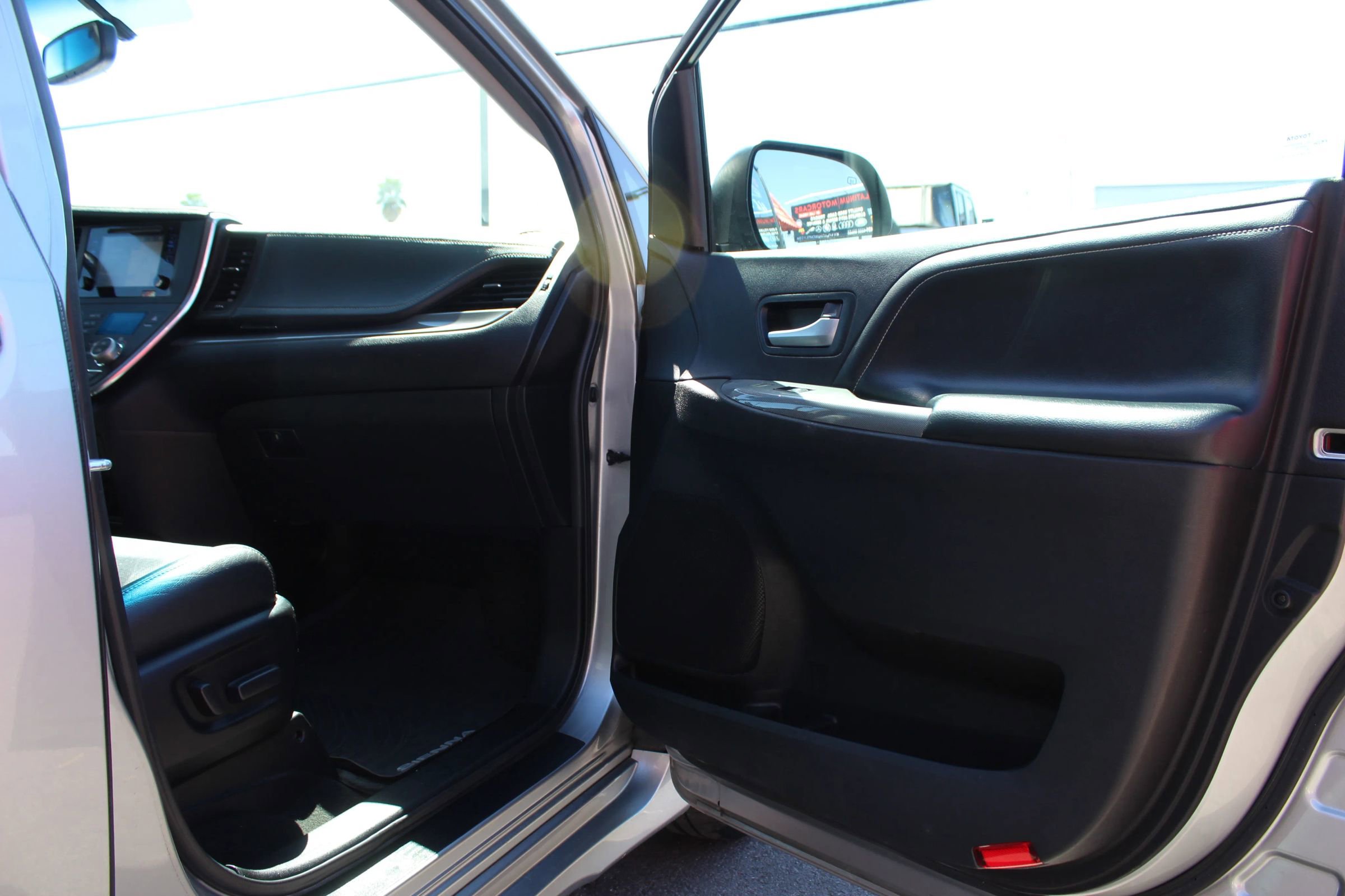 Used 2017 Toyota Sienna SE w/ SE Preferred Package FWD image 12