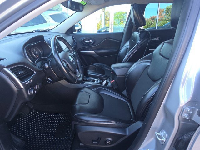 Used 2019 Jeep Cherokee Latitude Plus w/ Comfort/Convenience Group AWD/4WD image 10