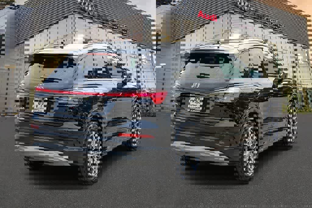 Used 2023 Audi Q4 e-tron Premium Plus w/ Premium Plus image 4