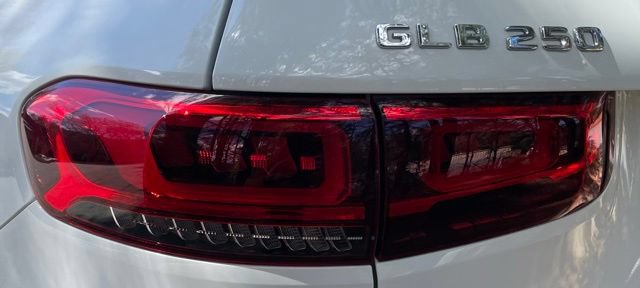Used 2021 Mercedes-Benz GLB 250 4MATIC w/ AMG Line image 9