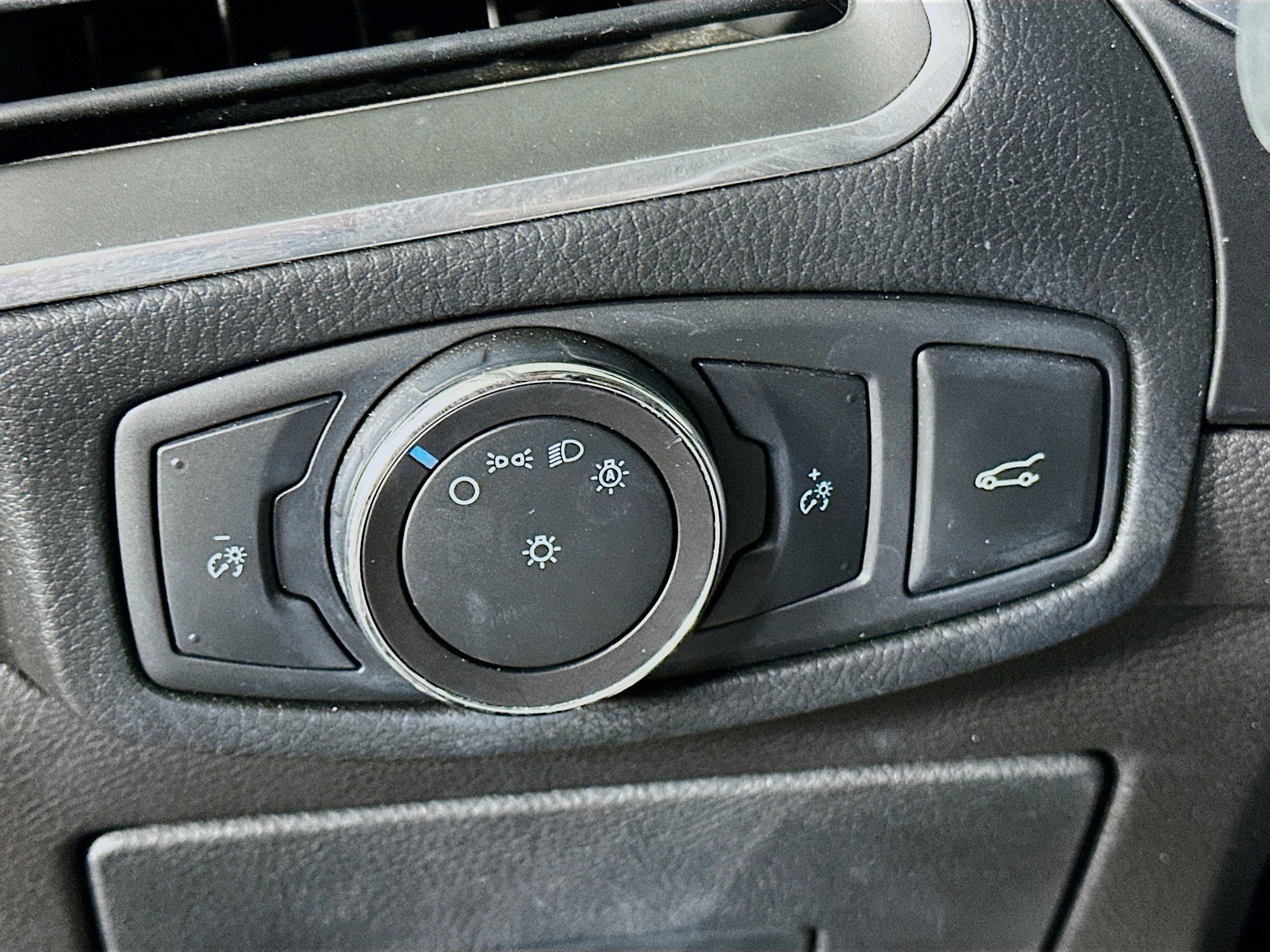 Used 2015 Ford Edge Titanium FWD image 17