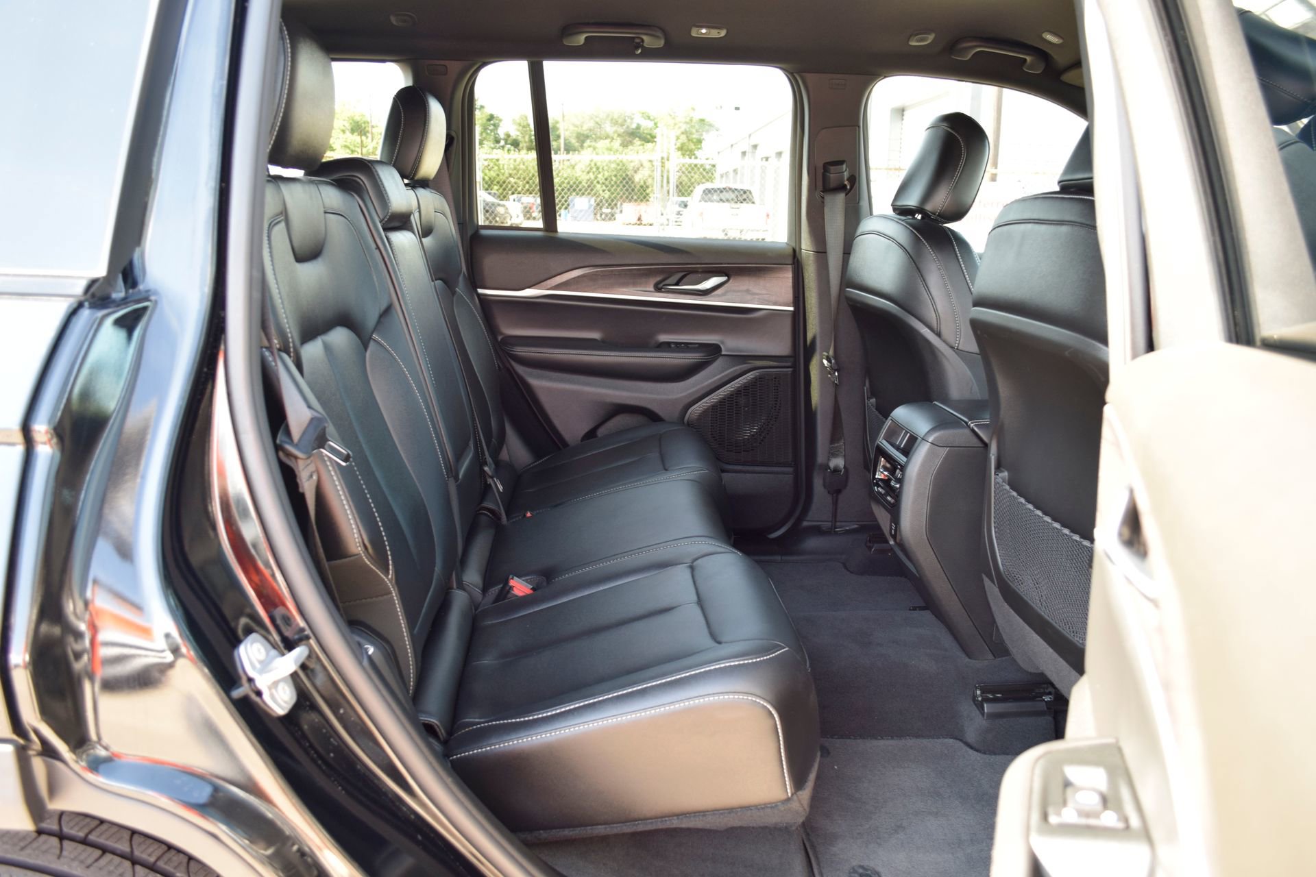 Used 2025 Jeep Grand Cherokee Limited w/ Black Appearance Package AWD/4WD image 22