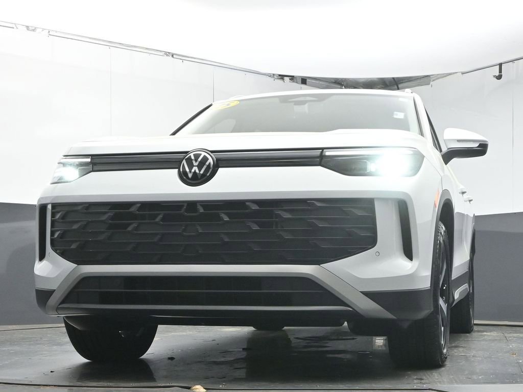 Certified 2025 Volkswagen Tiguan SE FWD image 34