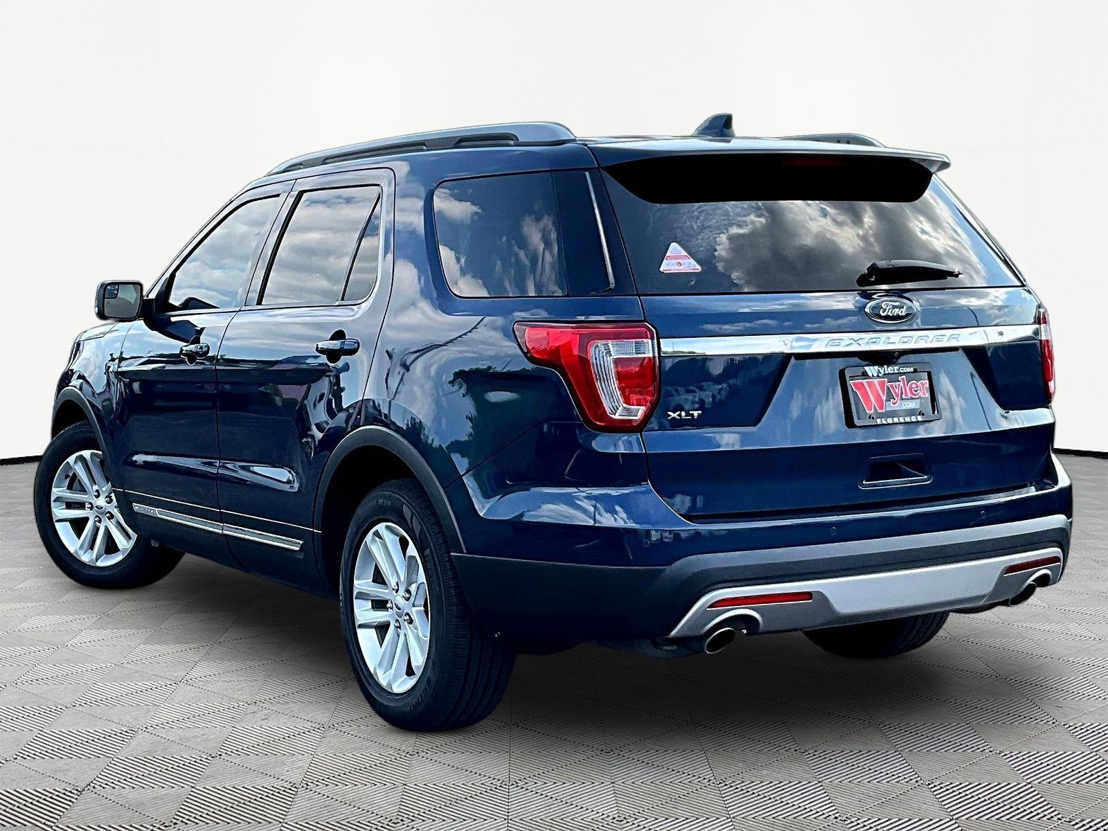 Used 2017 Ford Explorer XLT w/ Equipment Group 201A FWD image 4