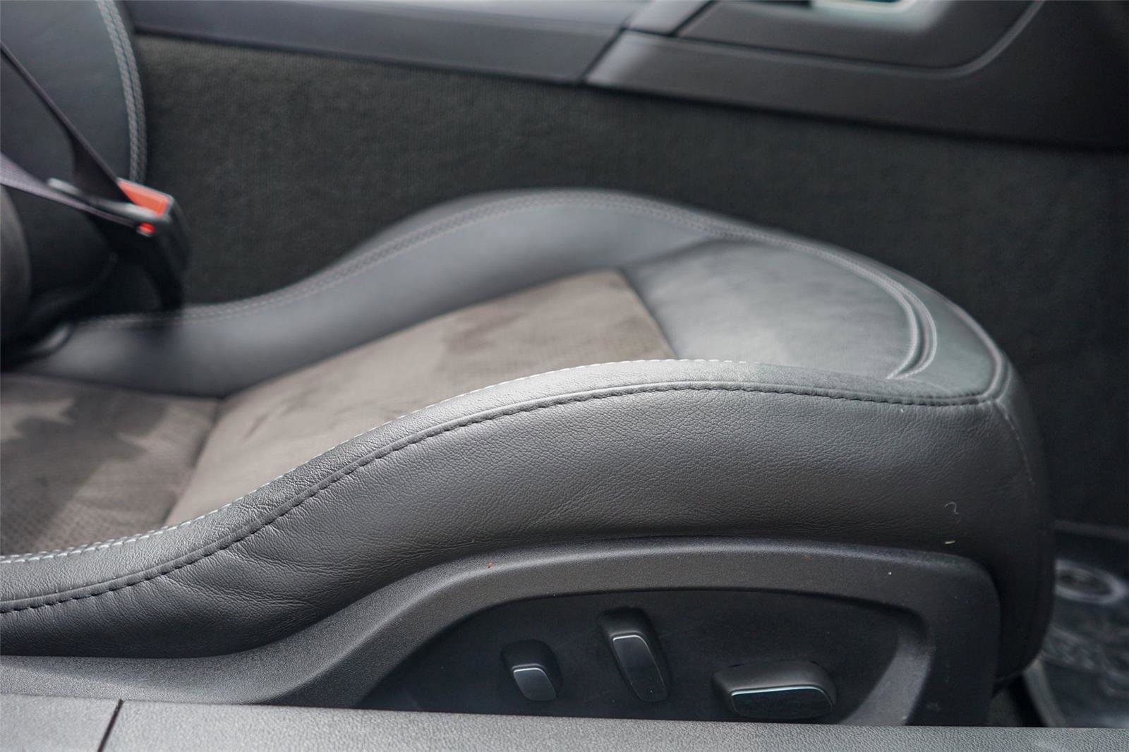 Used 2016 Chevrolet Corvette Stingray Convertible w/ 2LT Preferred Equipment Group RWD image 23