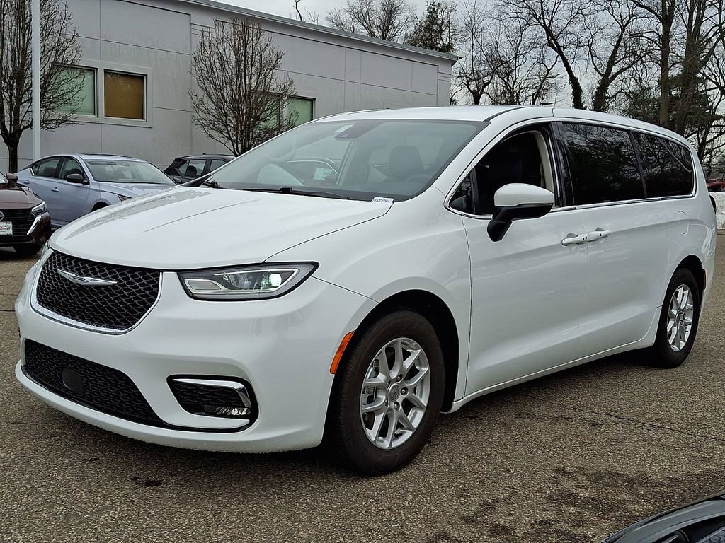 Used 2023 Chrysler Pacifica Touring-L image 4