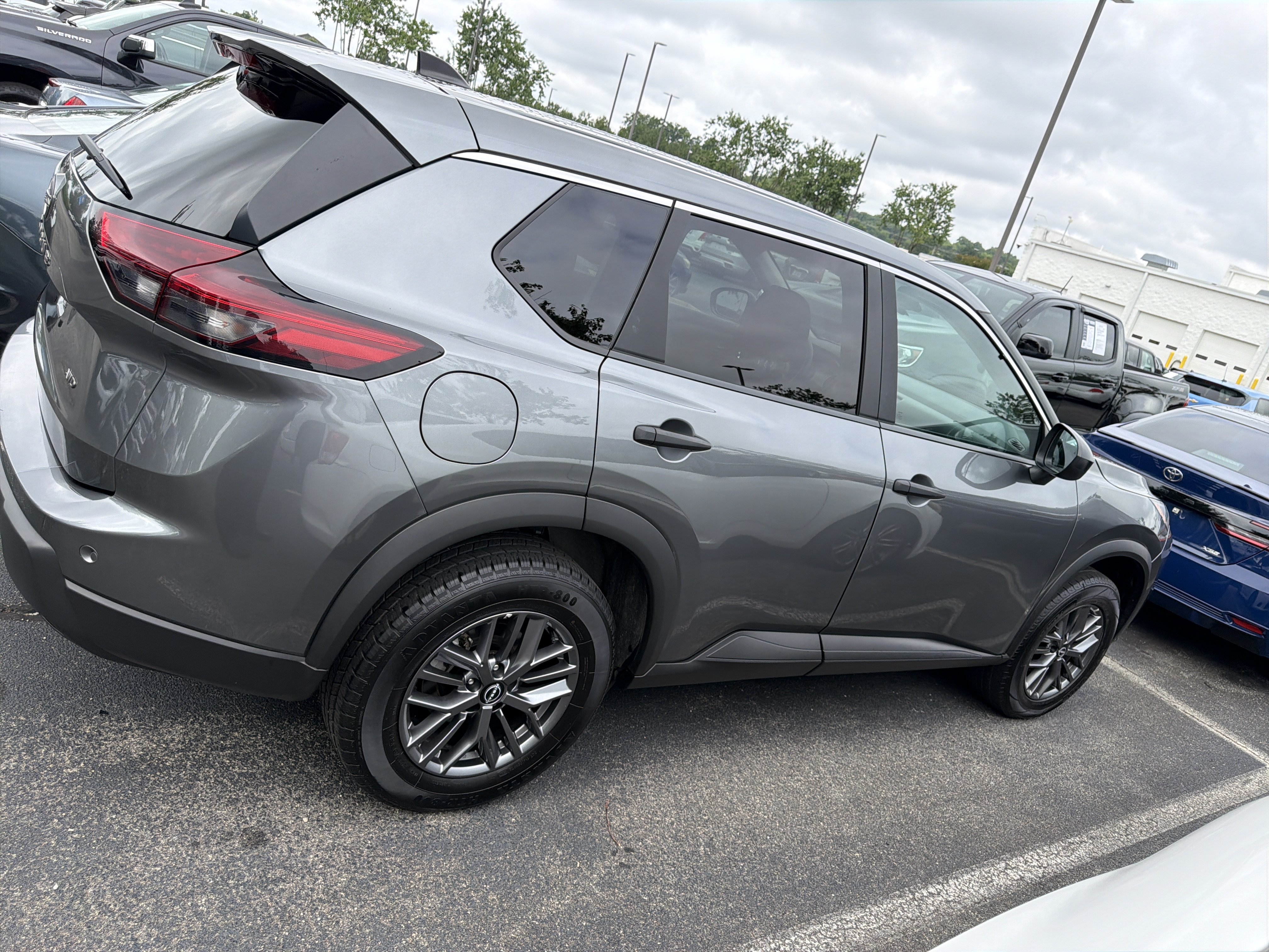 Used 2024 Nissan Rogue S AWD/4WD image 11