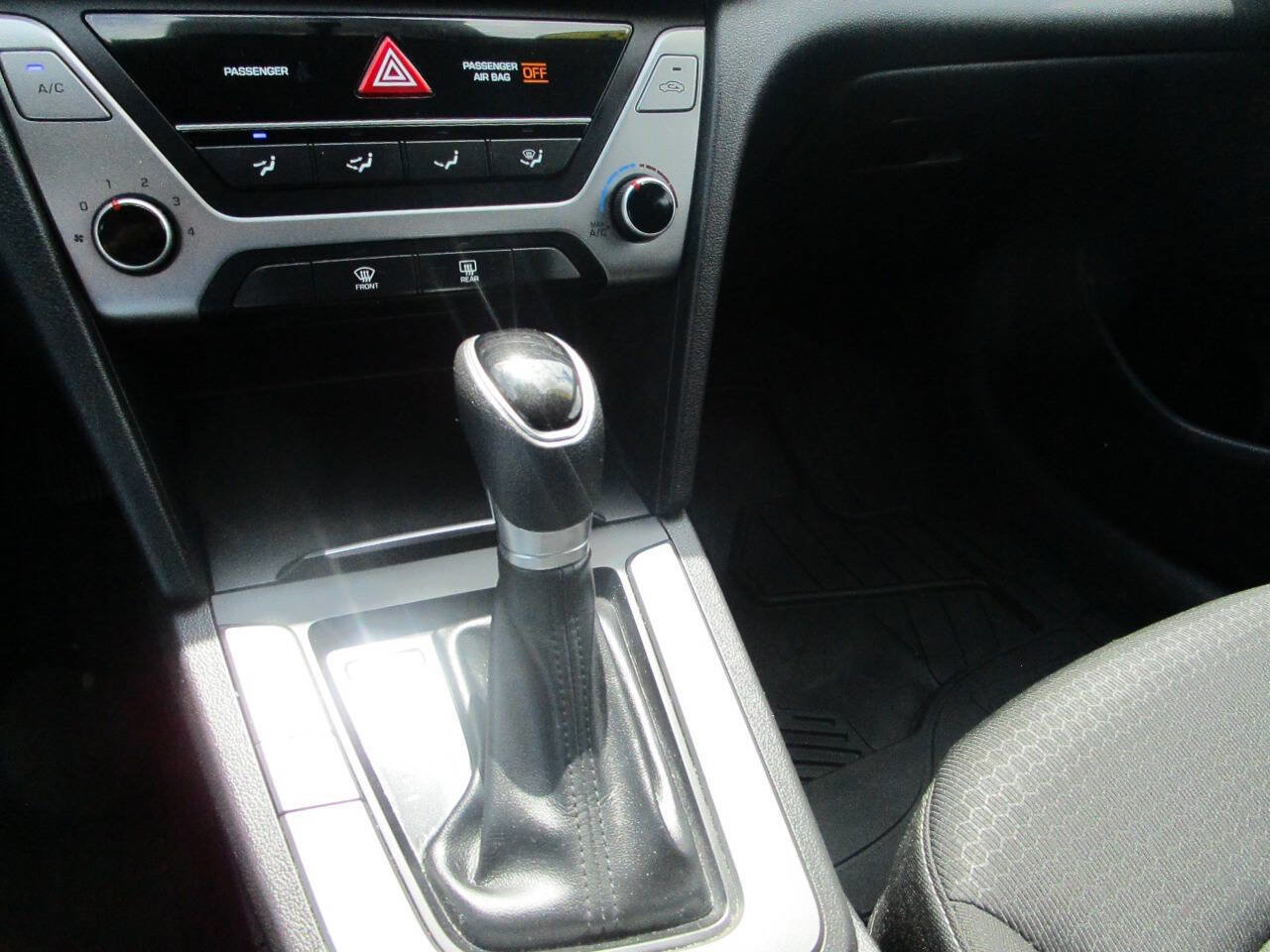 Used 2018 Hyundai Elantra SE image 12