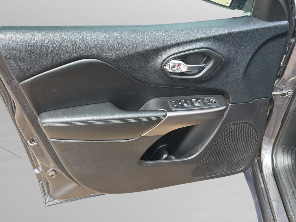 Used 2020 Jeep Cherokee Latitude Plus w/ Comfort/Convenience Group FWD image 17
