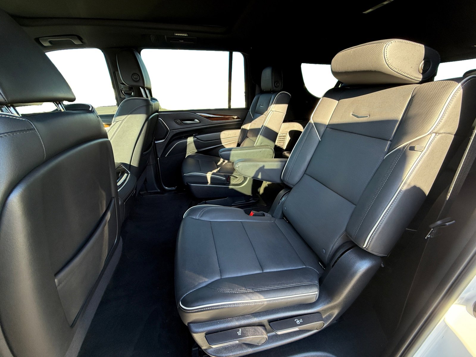 Used 2023 Cadillac Escalade ESV Premium Luxury image 16