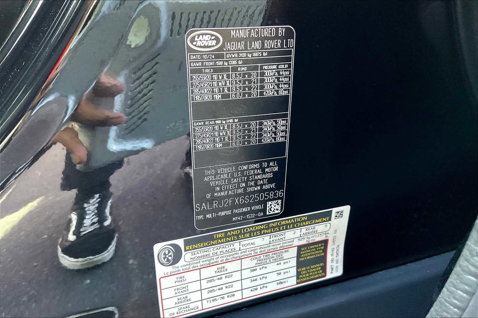 Used 2025 Land Rover Discovery S image 35