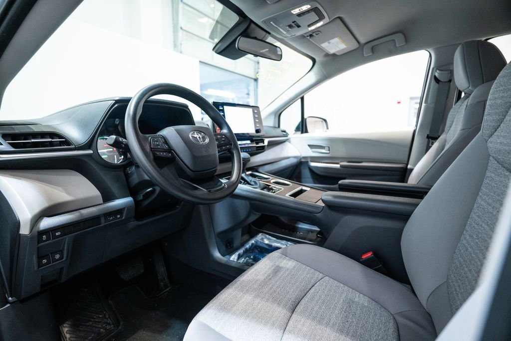 Certified 2023 Toyota Sienna LE image 4