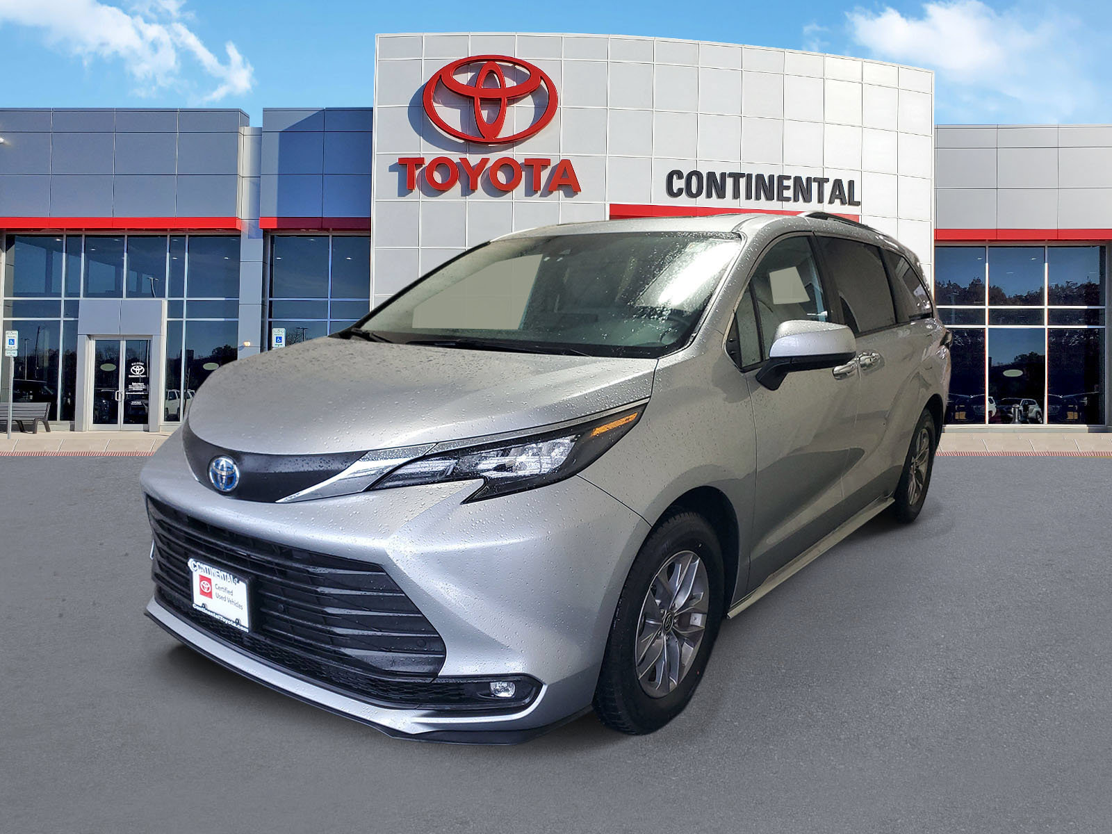 Certified 2025 Toyota Sienna XLE FWD image 3